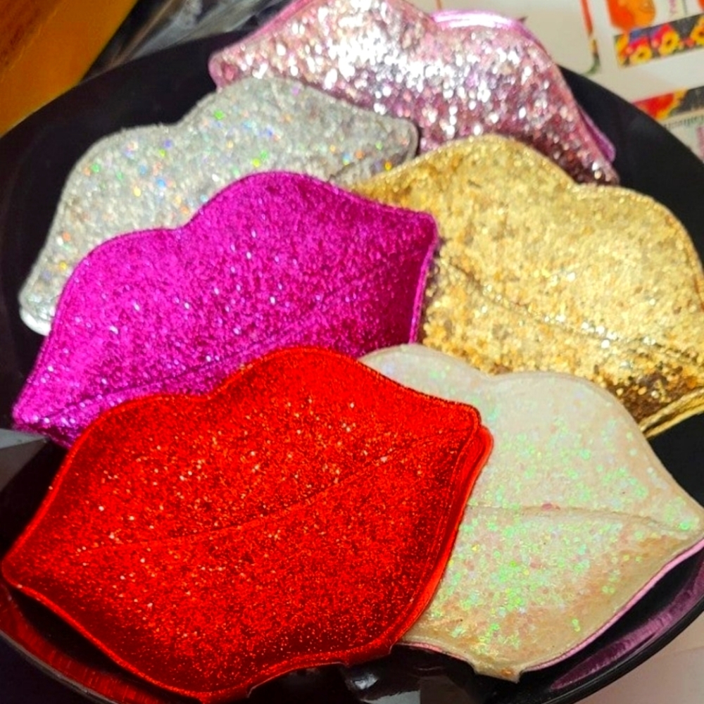 Beautiful  Lip Shaped  Glitter Compact Mirror! Brand New!